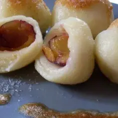 Knedle ze śliwkami z mąki gryczanej
