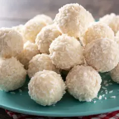 Jak zrobić dietetyczne kulki Raffaello? Najlepszy przepis na zdrowy deser.