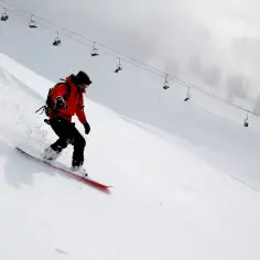 Jakie kąty wiązań snowboardowych wybrać, aby poprawić jazdę?