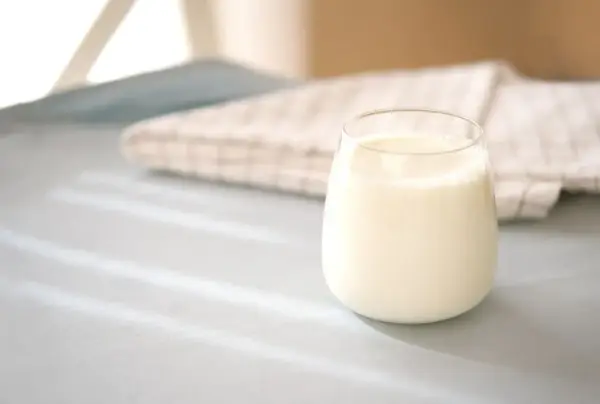 100 ml mleka: Przelicznik na gramy i szklanki - Szybki poradnik